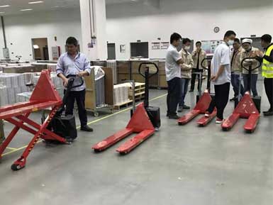 電動高升程搬運車交付使用，感謝廠家羅總親自跟客戶講解操作方法！